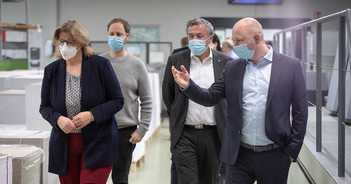 Wirtschaftsministerin Anke Rehlinger, Holger Kern, Landrat theophil Gallo und André Kern (von links nach rechts) beim Rundgang durch die Druckproduktion.