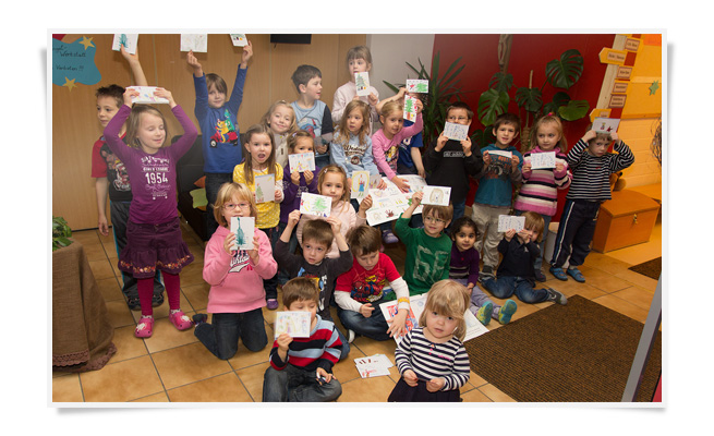 Kinder des katholsichen Kindergarten St. Dominikus in Bexbach mit ihren Postkarten und Kalendern